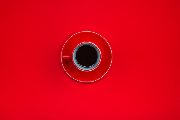 Vue de dessus d'une tasse rouge de délicieux café expresso