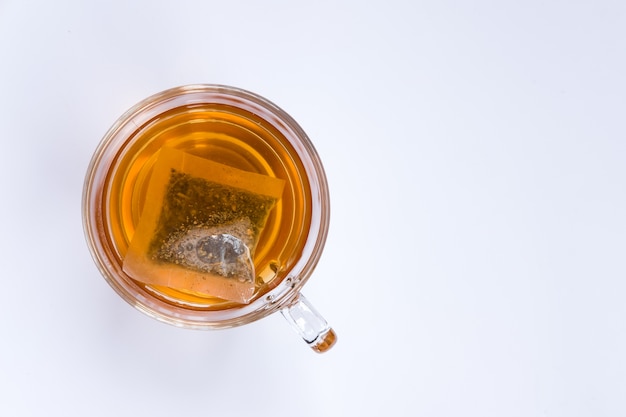 vue de dessus de tasse de thé en céramique blanche