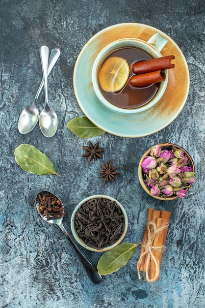 Vue de dessus tasse de thé avec du thé noir frais sur fond clair thé photo café boisson cérémonie petit déjeuner fruits