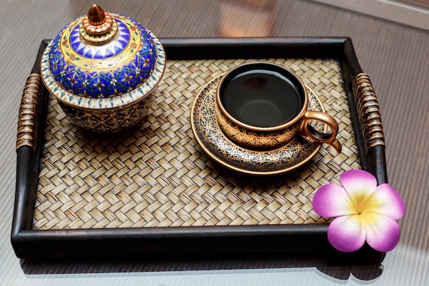 Vue de dessus Tasse de thé sucrier sur un plateau en bois sur la table Tasse en porcelaine