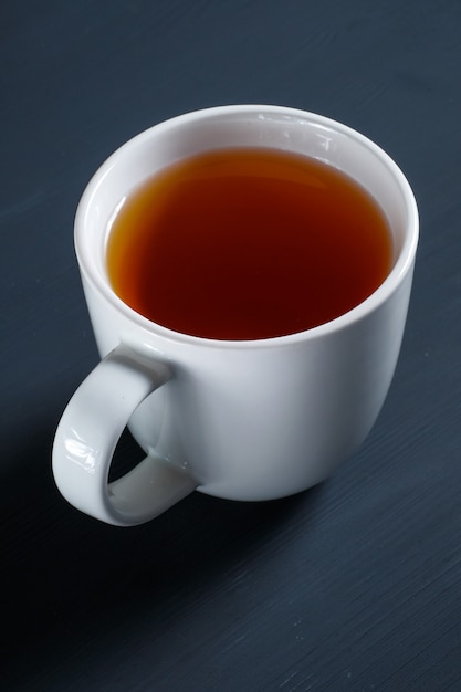 Vue de dessus tasse de thé sur une table en bois noire.