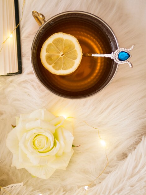 Photo vue de dessus tasse de thé avec une tranche de citron