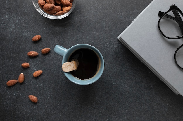 Vue de dessus des tasses de café sur la table