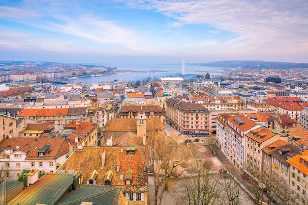 Vue de dessus des toits de Genève depuis la cathédrale Saint-Pierre en Suisse