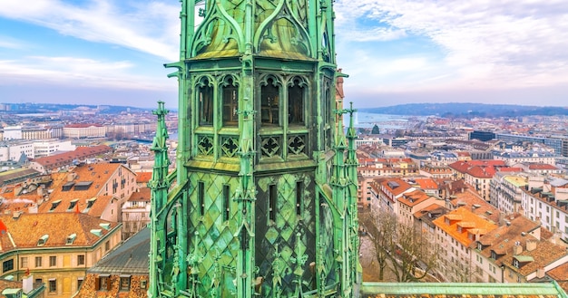 Vue de dessus des toits de Genève depuis la cathédrale Saint-Pierre en Suisse