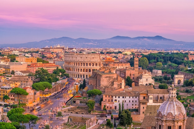 Vue de dessus des toits de la ville de Rome avec le Colisée de Castel Sant'Angelo, Italie.