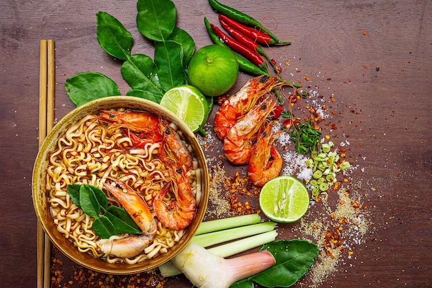 Vue de dessus Tom Yum Kung sur fond de bois Ses locaux dans la cuisine thaïlandaise La soupe aux crevettes est populaire