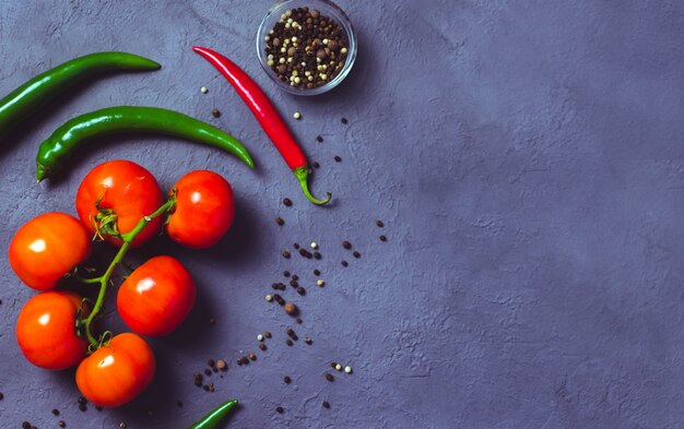 Vue de dessus tomates et piment rouge