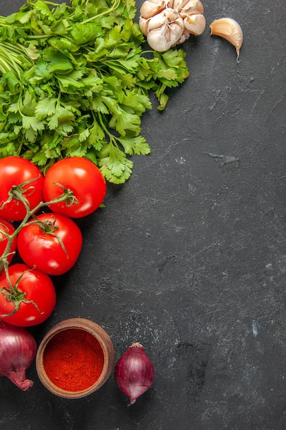 vue de dessus tomates rouges fraîches avec légumes verts et assaisonnements