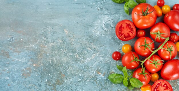 Vue de dessus des tomates rouges fraîches