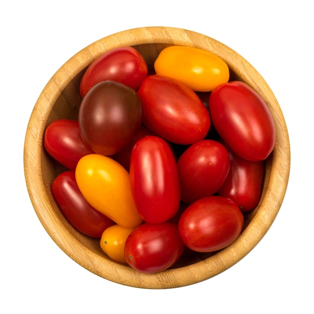 Vue de dessus sur les tomates rouges et jaunes dans un bol