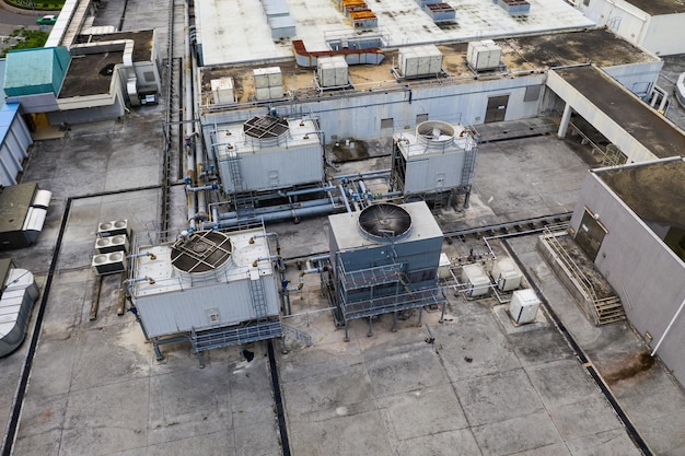 Vue de dessus de la tour de refroidissement sur le toit du bâtiment