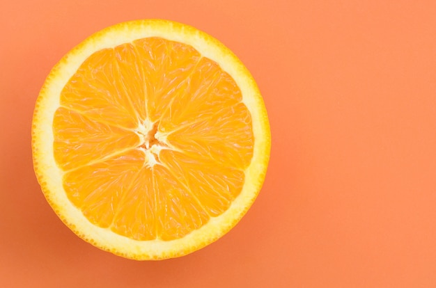 Vue de dessus d&#39;une tranche de fruit orange sur fond clair