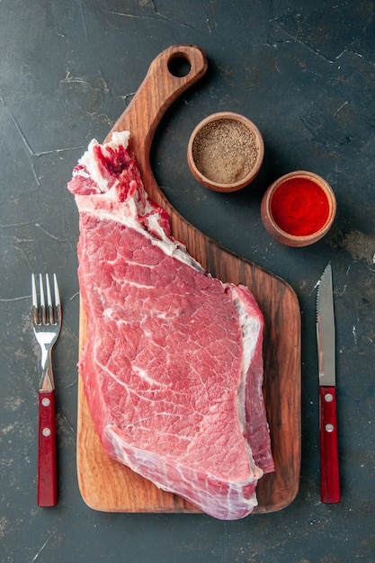 vue de dessus tranche de viande crue avec assaisonnements. couleur repas alimentaire viande alimentaire poivre