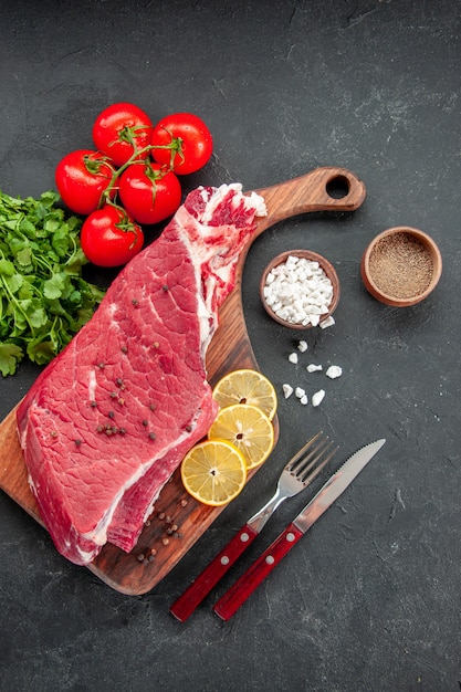 vue de dessus tranche de viande crue avec tomates rouges et verts