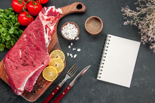 vue de dessus tranche de viande crue avec tomates rouges et verts