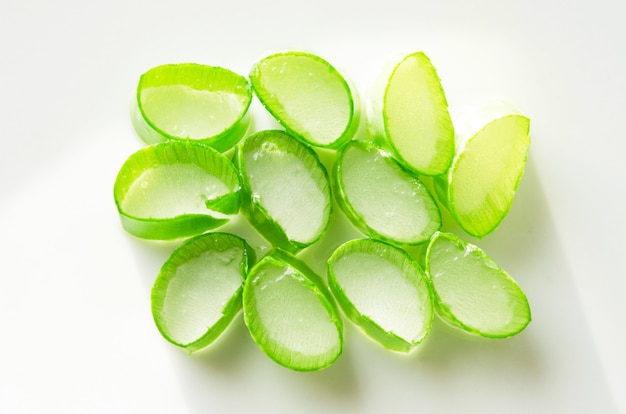 Vue de dessus de tranches d'aloe vera sur blanc