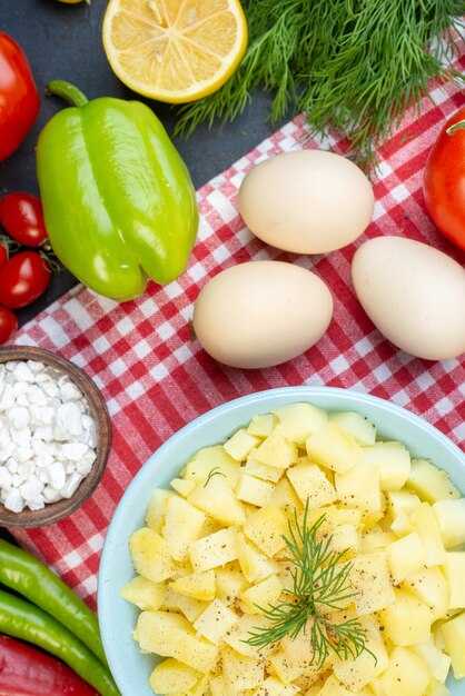 vue de dessus des tranches de chou cuit avec des légumes frais et des verts sur fond sombre déjeuner nourriture salade santé collation pâte repas couleur régime