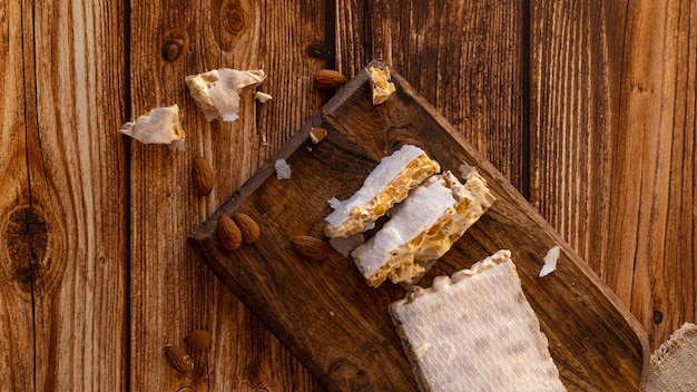 Vue de dessus des tranches de dessert au turron aux amandes sur un bureau en bois