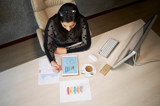 Vue de dessus de travailleur de bureau féminin