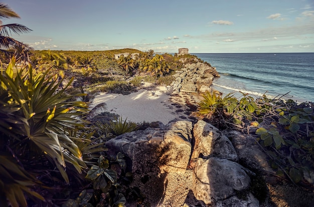 Vue de dessus d'une très petite plage naturelle sur la mer des Caraïbes dans la Riviera Maya au Mexique. Prise au complexe maya de Tulum.