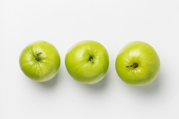 Vue de dessus de trois pommes fraîches