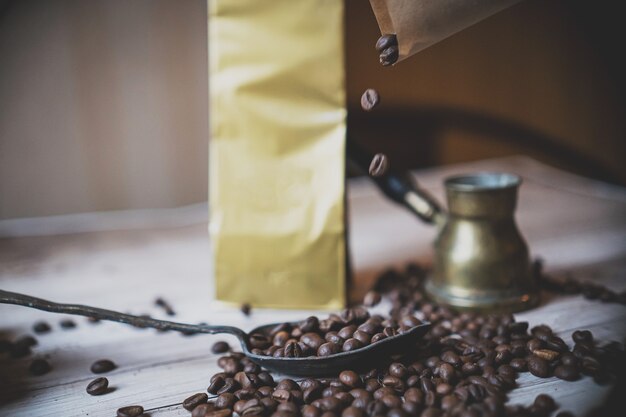 Vue de dessus de trois variétés différentes de grains de café