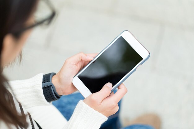 Vue de dessus de l'utilisation du téléphone portable par la femme