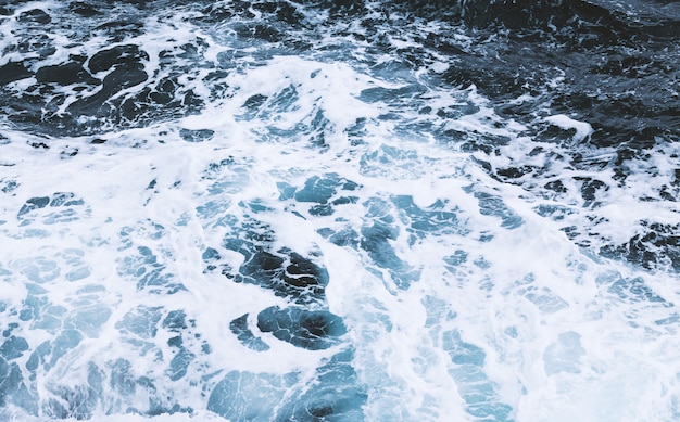 Vue de dessus des vagues de mousse