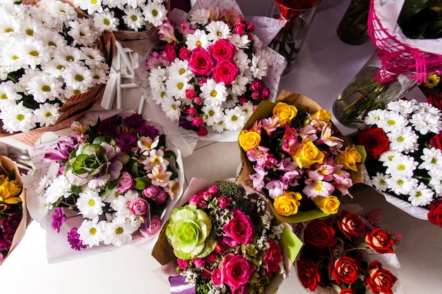 Vue de dessus d'une variété de bouquets dans le magasin de fleurs