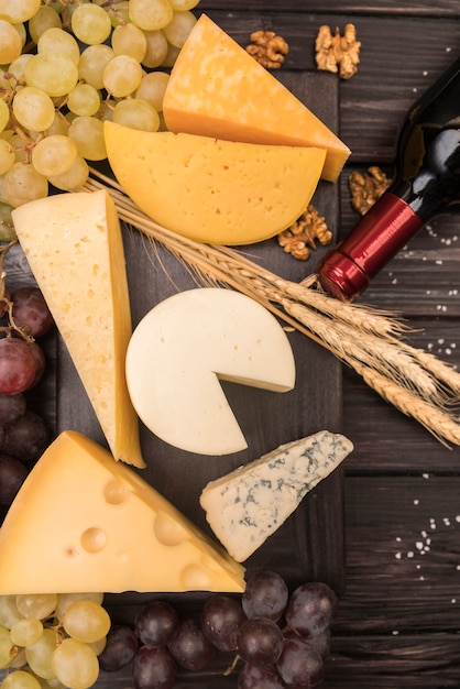Photo vue de dessus variété de délicieux fromage avec des raisins sur la table