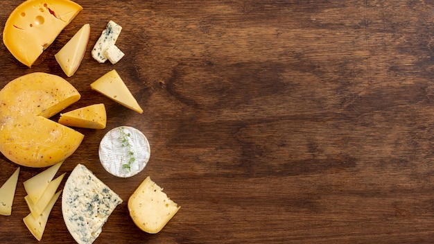 Vue de dessus variété de fromage avec espace de copie