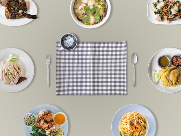 Vue de dessus de la variété de plats de tradition thaïlandaise sur table avec surface vide.