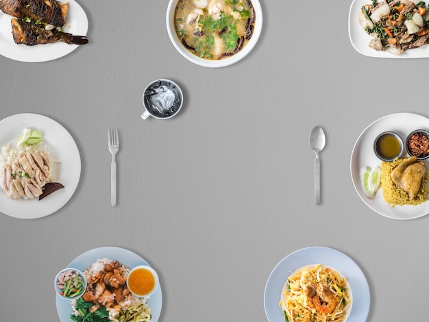 Vue de dessus de la variété de plats de tradition thaïlandaise sur table avec surface vide.