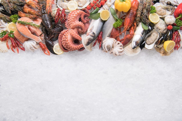 Photo vue de dessus de la variété de poissons et fruits de mer frais sur glace avec copie-apace