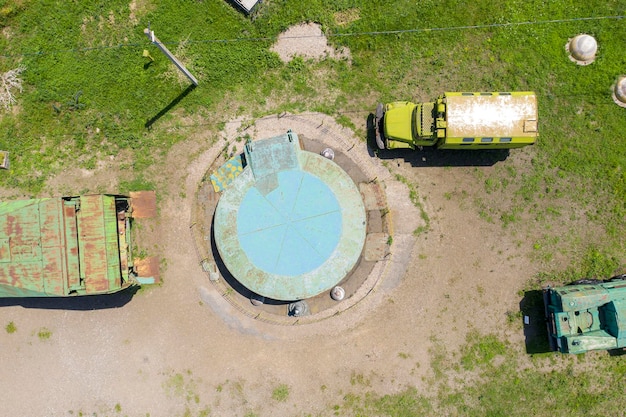 vue de dessus des véhicules militaires dans le parc