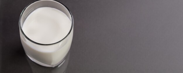 vue de dessus d'un verre de lait