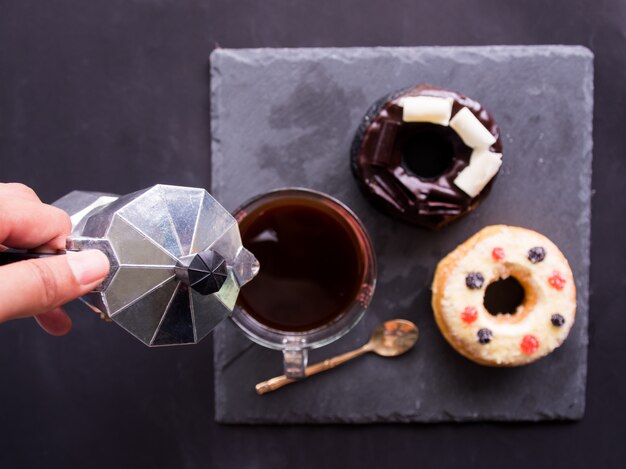 Vue de dessus, verser du café dans la tasse.