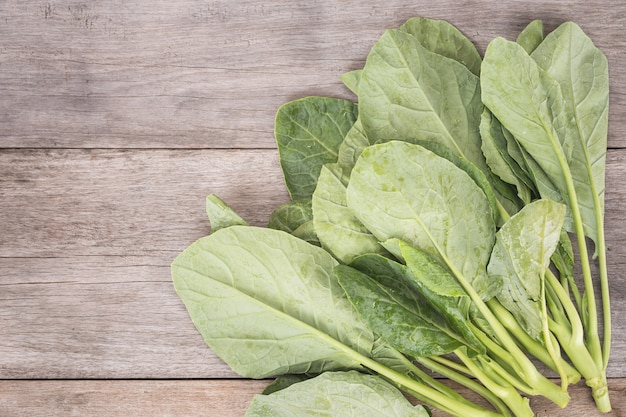 Vue de dessus vert frais Gai lan (brocoli chinois) sur une planche de bois