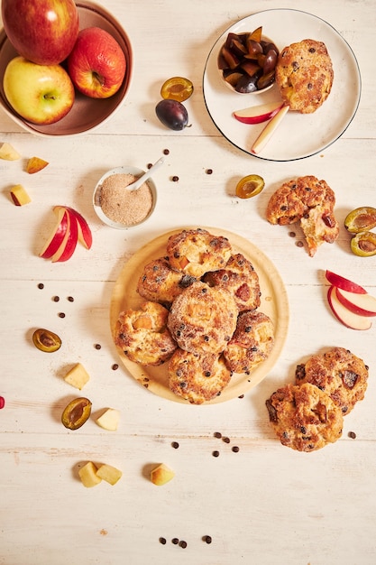 Vue de dessus verticale de délicieuses boules de caillé de pomme cuites sur une table avec des ingrédients