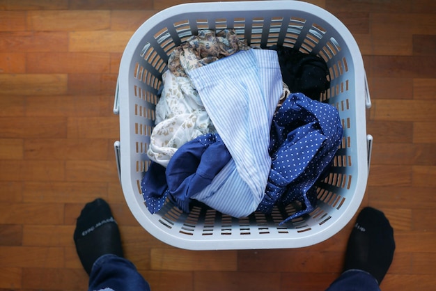 Vue de dessus des vêtements dans le panier au sol