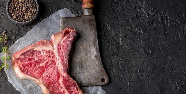 Photo vue de dessus de la viande aux épices et couperet