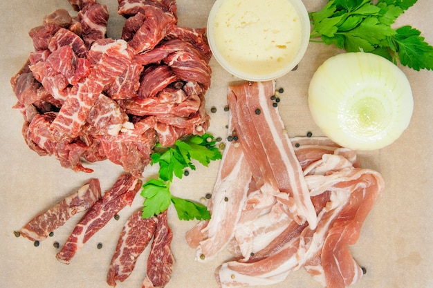 Vue de dessus de viande de boeuf ou de porc en tranches