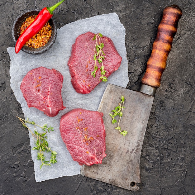 Vue de dessus de la viande sur couperet aux épices et piment