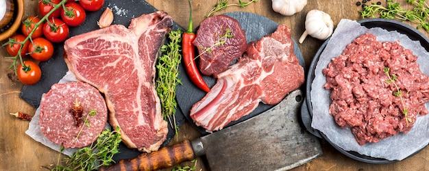 Vue de dessus de la viande avec couperet et herbes