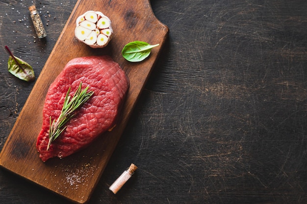 Vue De Dessus De Viande Fraîche Steak De Boeuf Cru Et épices Pour La Cuisson