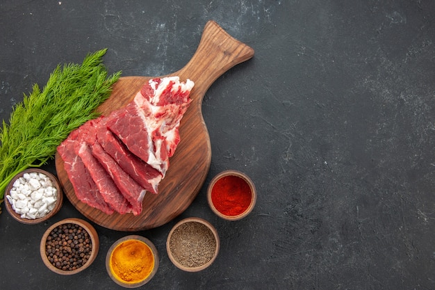 vue de dessus de la viande fraîche en tranches avec des assaisonnements