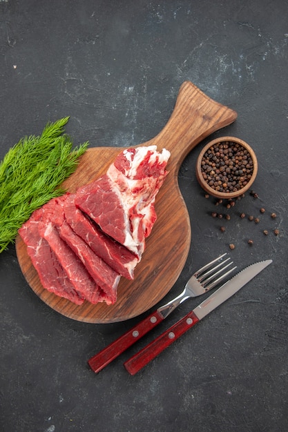 vue de dessus de la viande fraîche en tranches avec du poivre