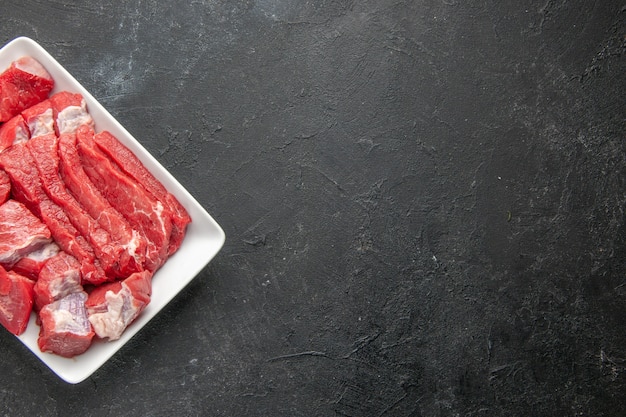 vue de dessus de la viande fraîche en tranches à l'intérieur d'un emballage blanc