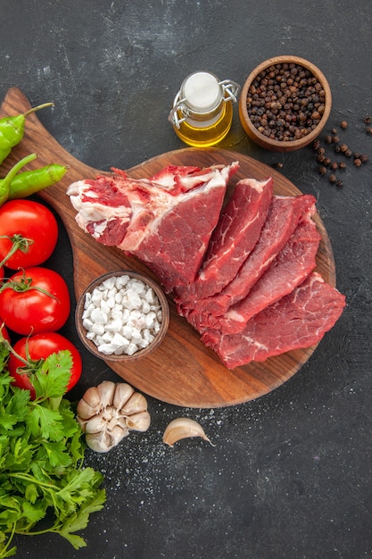 vue de dessus de la viande fraîche en tranches avec des tomates et des verts